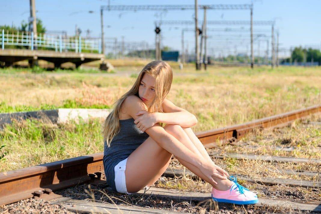 Девушка на мосту сидит в короткой юбке без трусов фото