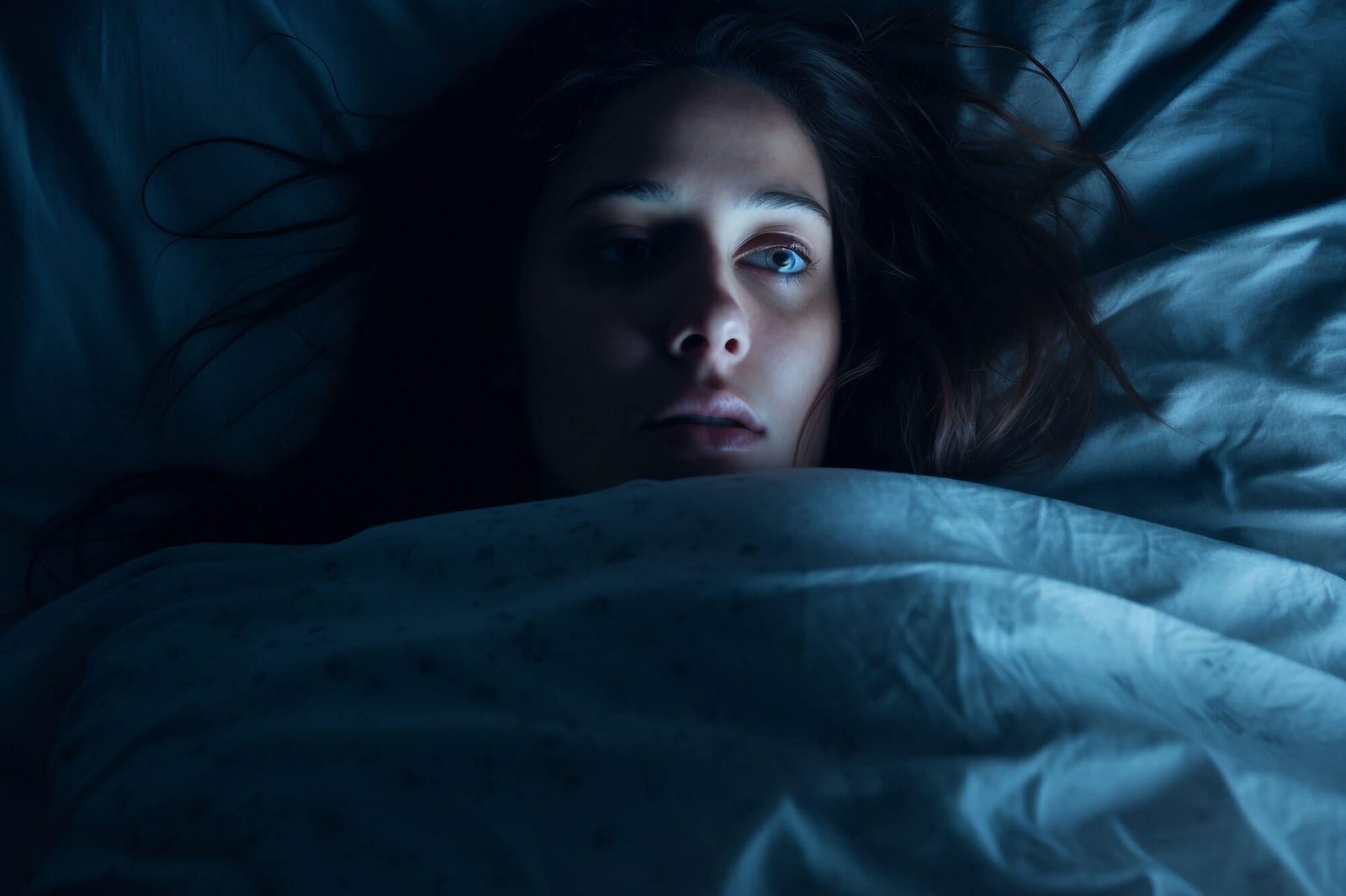 Gece karanlığında tedirgin figür, parasomnia gece terörü