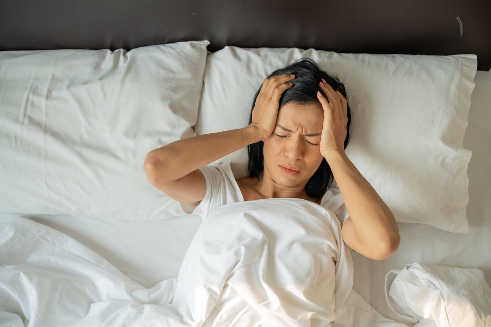 Gece yatakta uyuyamayan uyanık kişi, uykusuzluk insomnia